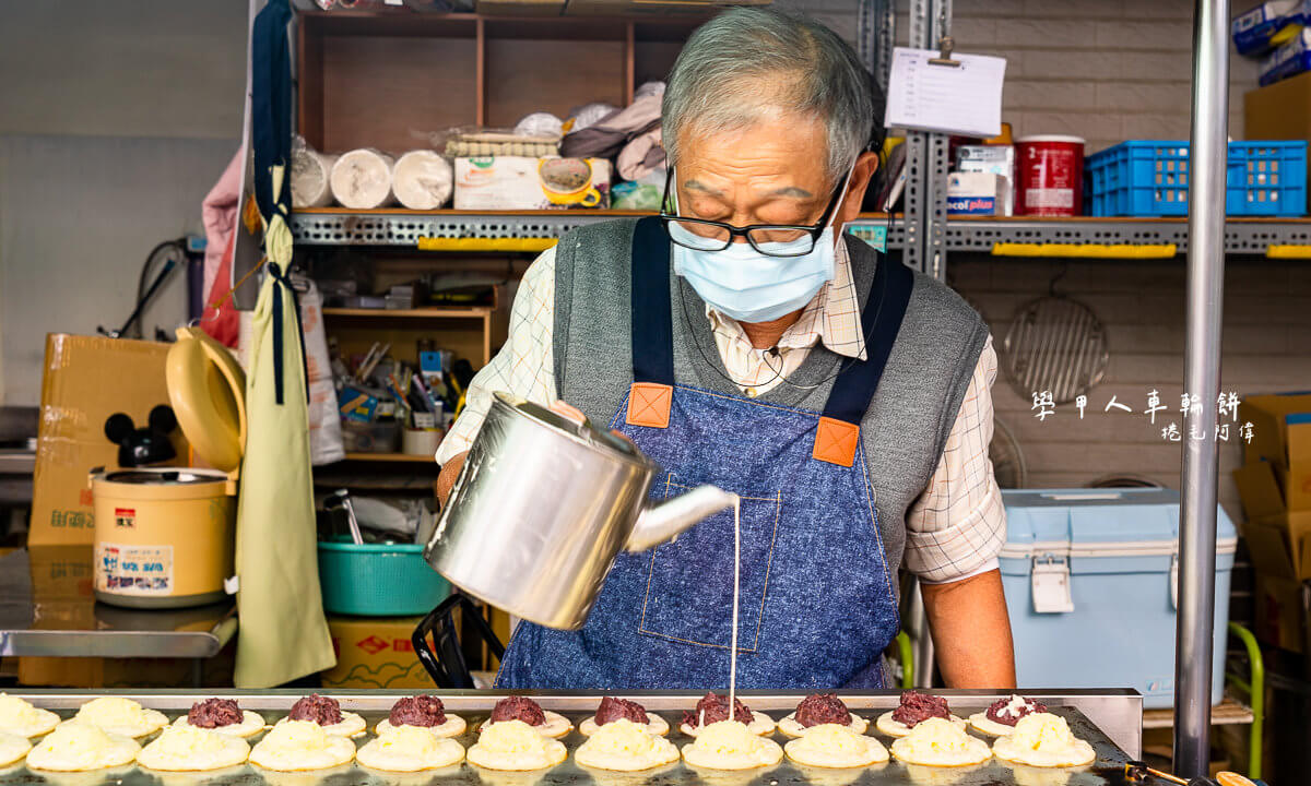 學甲人車輪餅,逢甲夜市必吃,逢甲夜市美食,逢甲學生推薦,逢甲學甲人車輪餅,逢甲小吃,逢甲必吃,逢甲紅豆餅,逢甲美食,逢甲車輪餅 @捲毛阿偉