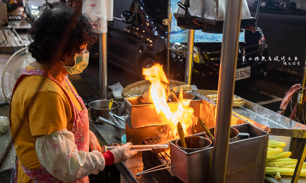 北屯美食,台中古早味,台中烤玉米,台中美食,東山路無名烤玉米,東山路無名碳烤玉米,東山路碳烤玉米,無名碳烤玉米,碳烤玉米 @捲毛阿偉